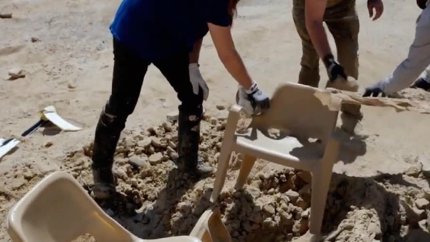 20 Archaeologists Discover Plastic Chair in Desert